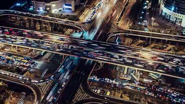 T/L HA ZO多个高速公路夜间高峰时刻的交通/北京，中国视频素材