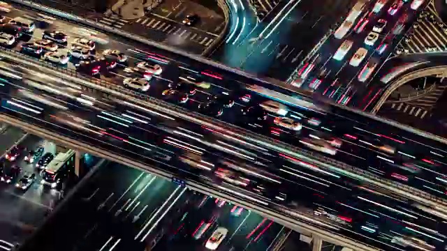 交通高峰时段的交通系统非常复杂视频素材