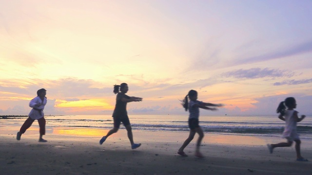 一家人在热带海滩上跑步，慢镜头视频素材