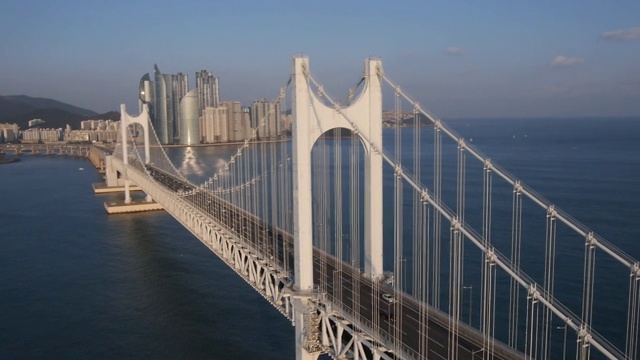 欣赏釜山的风景和城市景观——广安大桥(韩国著名的风景和第二长的大桥)视频下载