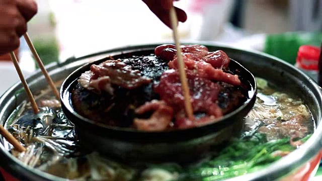 泰式烤猪肉在平底锅上烤。泰国菜视频素材