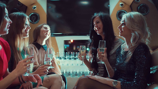 幸福的闺蜜晚上在豪华轿车里聊天喝香槟视频下载