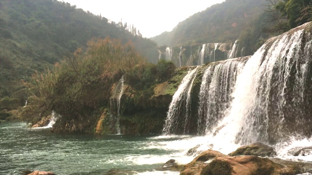中国罗平的九龙瀑布。视频下载