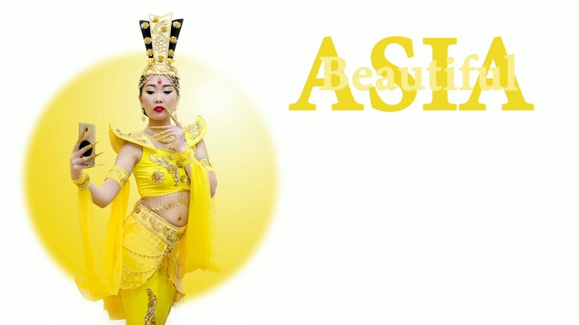 美丽的亚洲，访问卡与复制空间为您的文字。女孩在传统泰国服装上自拍白色背景与黄色太阳圈。视频素材