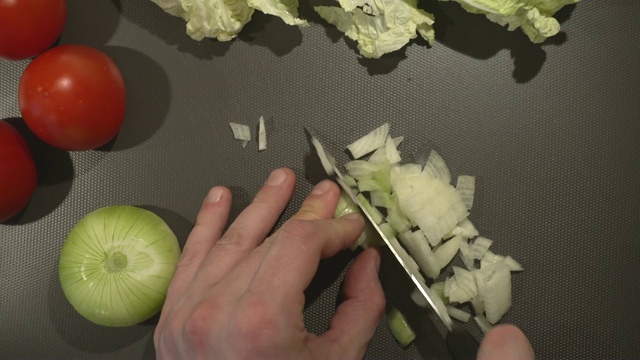 男人正在切新鲜的有机洋葱做素食菜视频素材