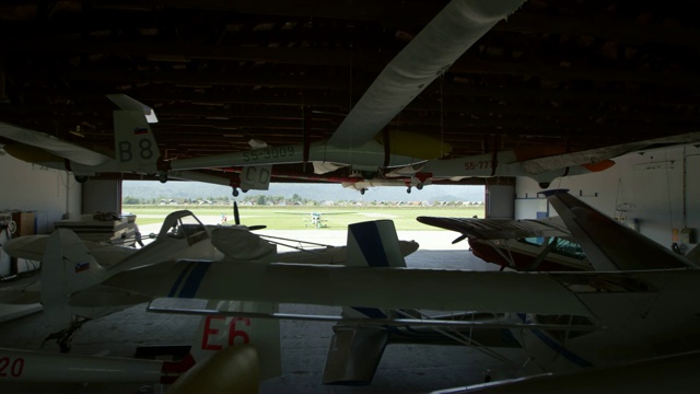 CS的飞机停在机库里，两个人打开机库的门视频素材