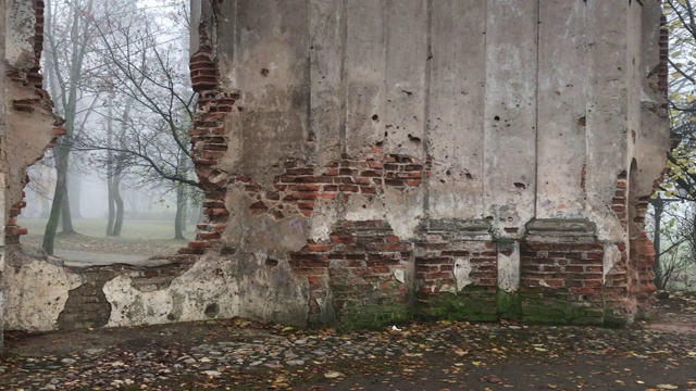 秋季公园中一座旧建筑的废墟。视频素材