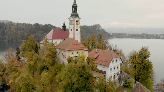 空中镜头的湖流血与流血岛和流血城堡在秋天，斯洛文尼亚视频下载