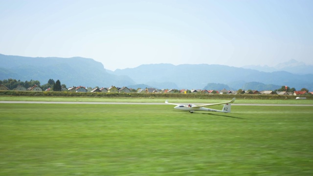 TS飞机拖着滑翔机离开跑道，在阳光下飞向空中视频素材