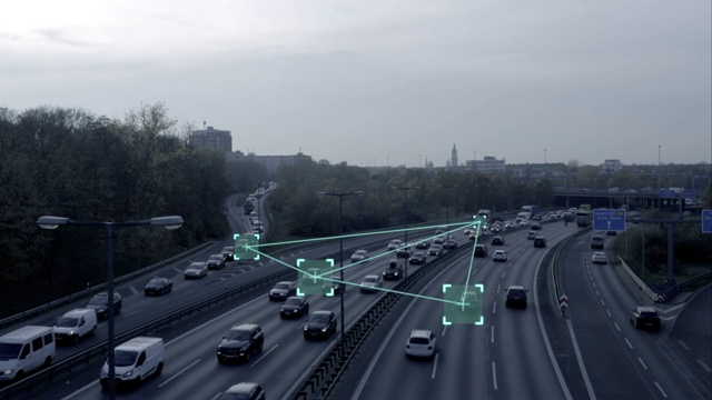 高速公路上的自动驾驶汽车视频素材