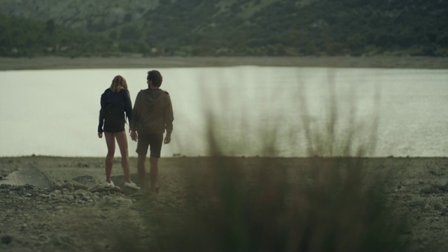浪漫的情侣拥抱在山湖。日落视频素材