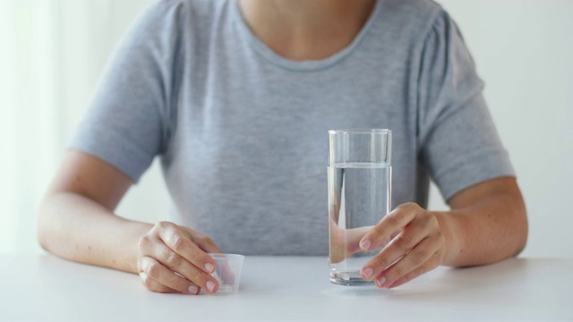 吃药喝水的女人视频素材