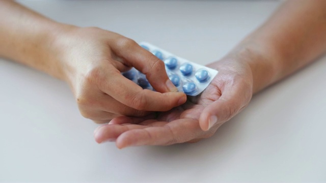 女人用手打开一包药丸视频素材