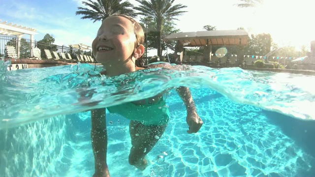 女孩在游泳池踩水视频素材