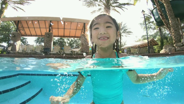 亚洲女孩在游泳池跳高视频下载