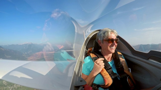 滑翔机里的女乘客边笑边倒坐视频素材