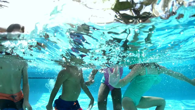 四个多民族儿童在游泳池跳舞视频素材