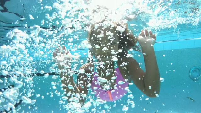 混血女孩在水下飞吻视频素材