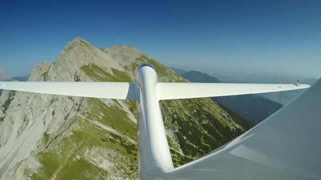 LD滑翔机在阳光下沿着山脊滑行视频素材