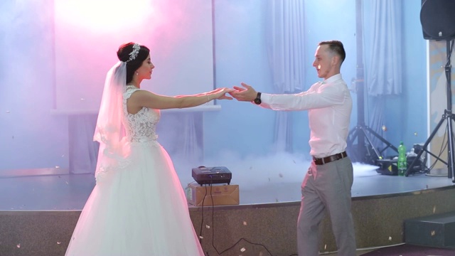 快乐的新婚夫妇跳餐厅的第一支舞。视频素材
