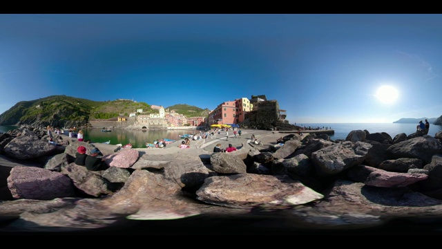 意大利Vernazza村港口的360 VR / People视频素材