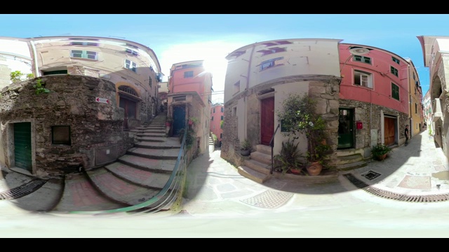 360 VR /意大利Vernazza村带有台阶的狭窄小巷视频素材