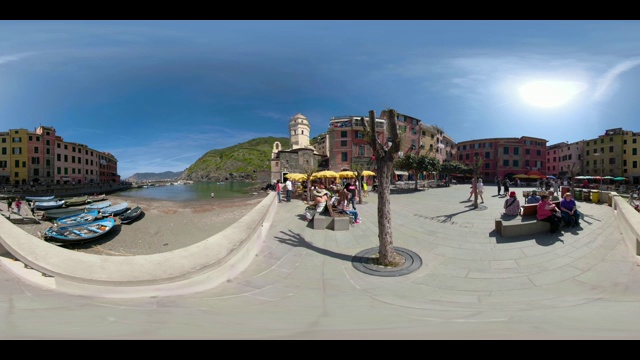 360 VR /广场和港口的意大利村庄Vernazza视频素材