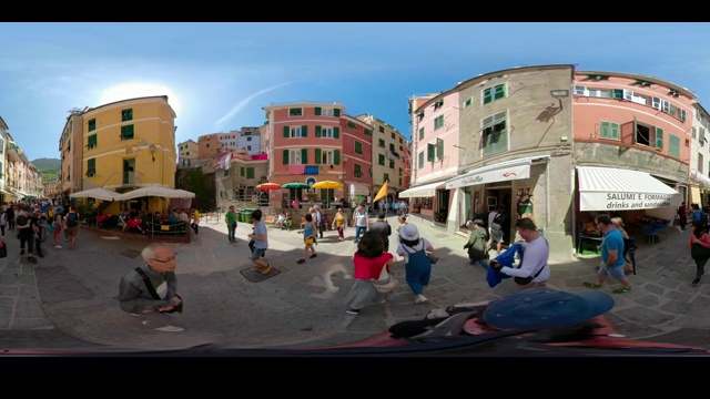 意大利Vernazza村广场上的360 VR / People视频素材