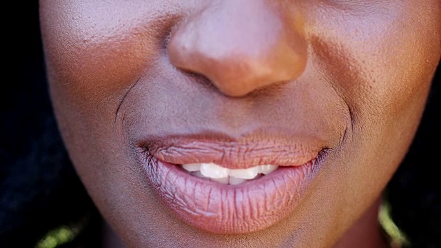 一个微笑的黑人妇女的牙齿的特写视频下载