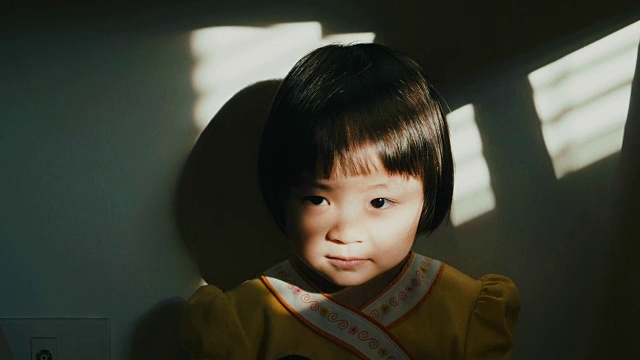 小女孩(4-5岁)在阳光下微笑视频素材