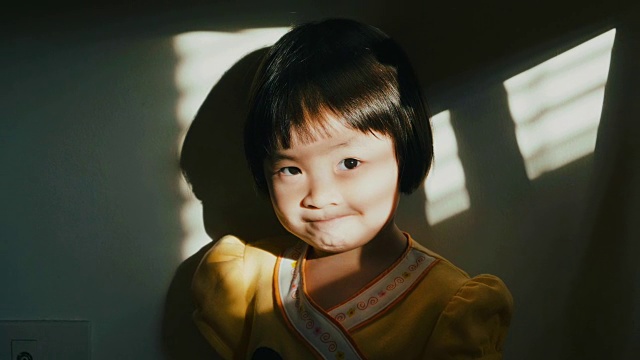 小女孩(4-5岁)在阳光下微笑视频素材