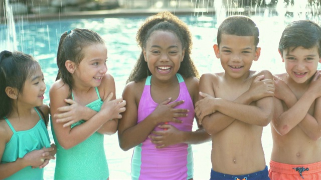 多民族儿童由游泳池视频素材