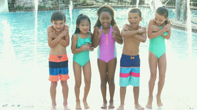 多民族儿童由游泳池视频素材