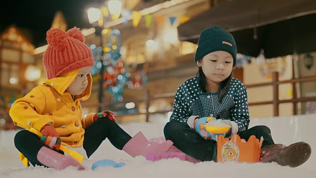 两个孩子在雪中玩耍视频购买