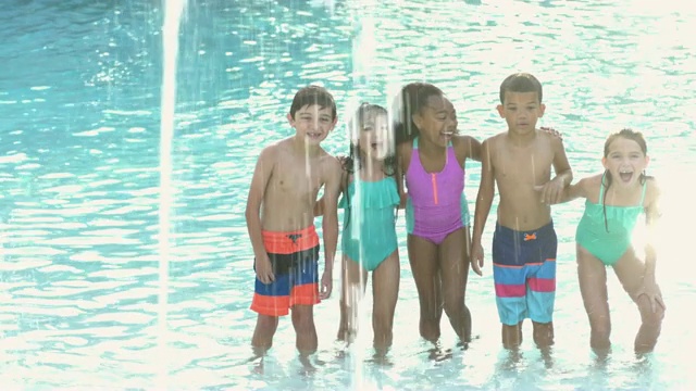多民族儿童站在游泳池里视频素材