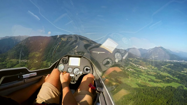 在一个阳光明媚的日子里，被轻型飞机拖到空中的飞行员控制着滑翔机视频素材