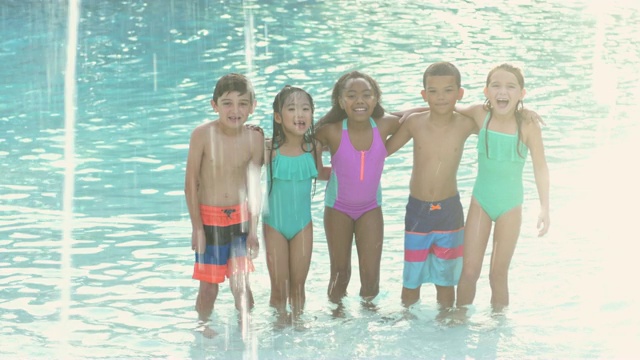 多民族儿童站在游泳池里视频素材