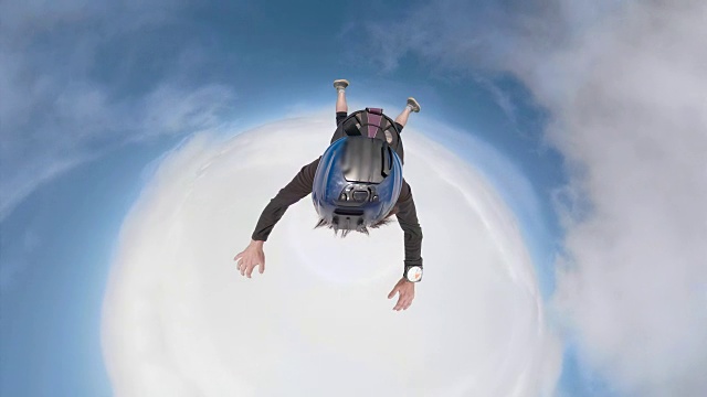 跳伞者穿越云层的视频视频下载
