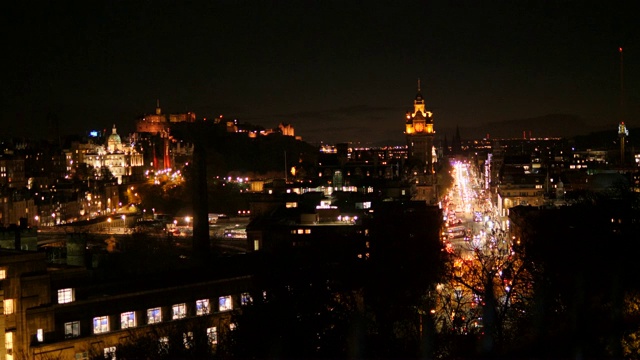 4K:苏格兰爱丁堡王子街的夜晚-广角镜头视频素材