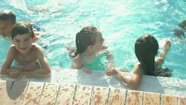 多民族儿童在泳池边游泳视频素材