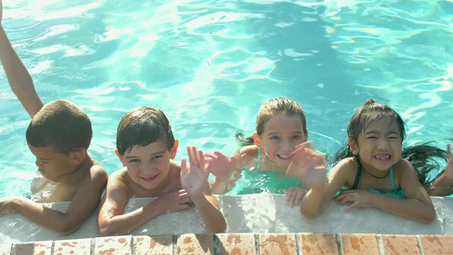 多民族儿童悬挂在泳池边视频素材