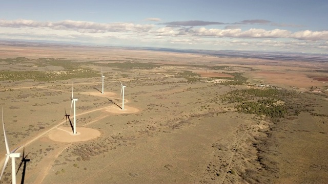 沙漠风力涡轮机视频素材