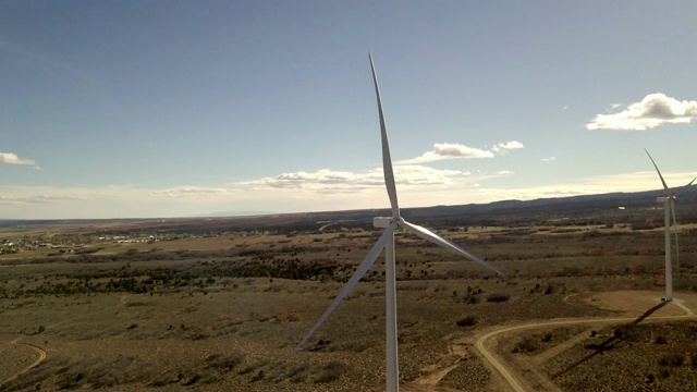 沙漠风力涡轮机视频素材