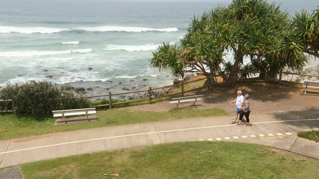 一对老年夫妇在海滨小径上散步视频素材