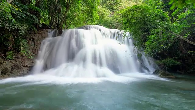 北碧府怀美卡明热带雨林美丽瀑布的延时拍摄视频素材