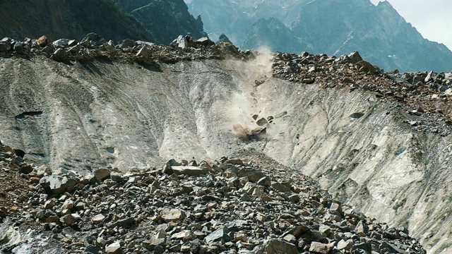山上有岩崩，巨大的巨石从冰川上落下，动作缓慢视频下载