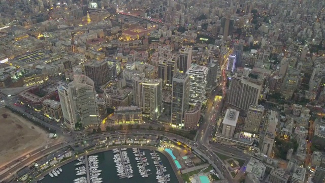 无人机拍摄的黎巴嫩贝鲁特的扎伊图奈湾码头视频素材