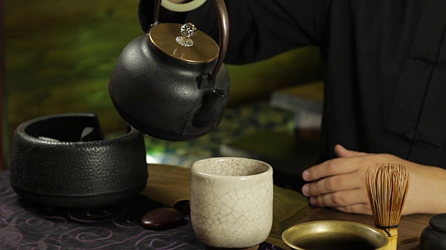 用传统日本料理在餐桌上冲泡抹茶的过程视频素材