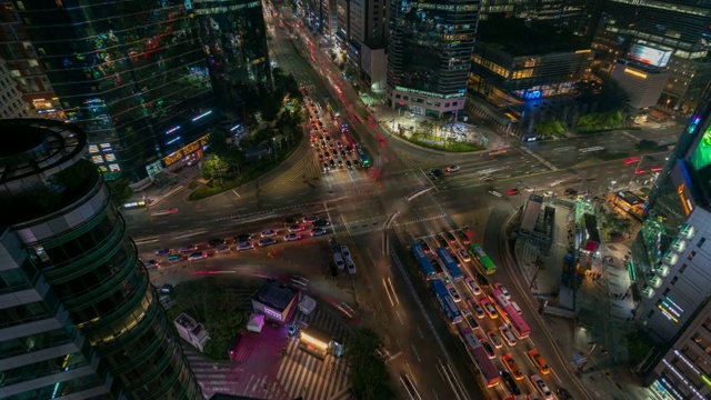 在韩国首尔市的首尔江南中心商业区的一个十字路口，随着时间的推移，交通速度越来越快。视频素材