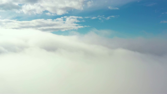 美丽和柔软的云移动在蓝天上的视频视频素材